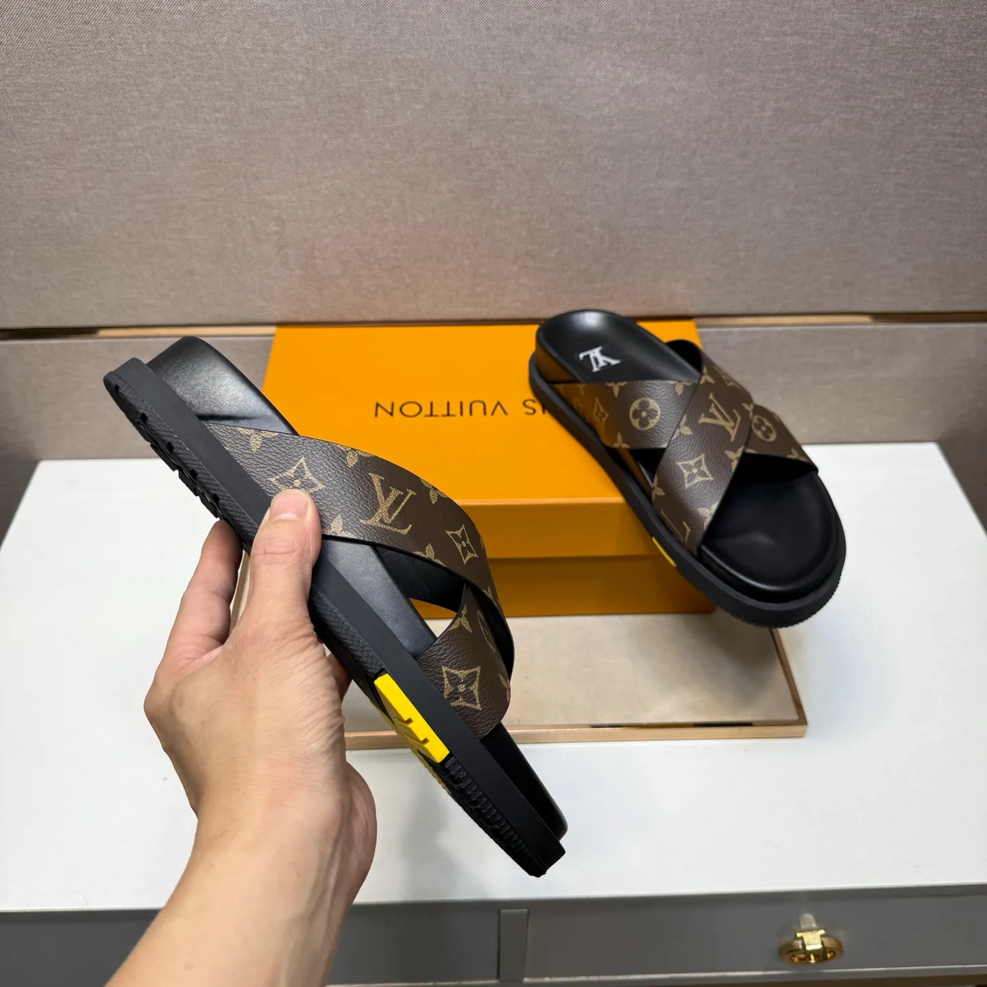 Men's men's shoes 💰pp420 [LV～] Men's casual slippers 2025z cabinet sales simultaneously 🔶Size: 38-44#️⃣ 🔷2 colors🔜The upper is made of multi-material splicing➕Cow leather lining, comfortable and breathable, sole: original comfortable, wear-resistant and non-slip outsole, ⚠️Real shot📱Photographed🎬The real thing is better📢📢📢